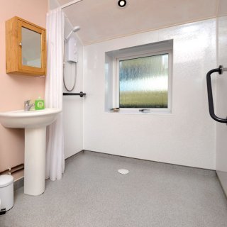 Woodsedge Cottage features a modern wetroom. 
