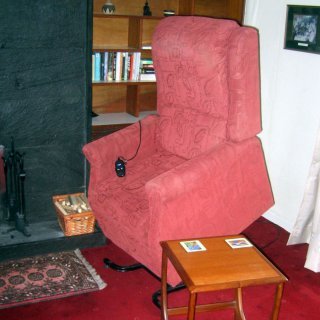 The electric riser chair makes it easy to sit up and down.