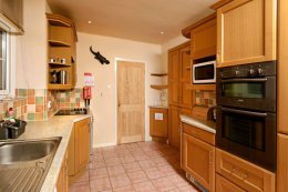The well equipped kitchen has all you might need for self-catering. 