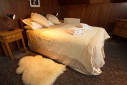 Double bedroom with king sized bed Mews Holiday Cottage - detail.